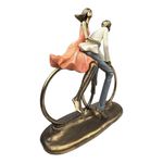 Figura Decorativa de Pareja en Bicicleta en Poliresina y Piedra 23.5 Cm Tono Bronce y Durazno