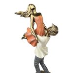 Figura Decorativa de Pareja Cargada en Poliresina y Piedra 30 Cm Tono Bronce y Durazno