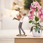 Figura Decorativa de Pareja Cargada en Poliresina y Piedra 30 Cm Tono Bronce y Durazno