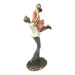Figura Decorativa de Pareja Cargada en Poliresina y Piedra 30 Cm Tono Bronce y Durazno