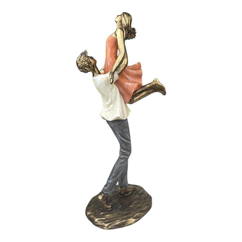 Figura Decorativa de Pareja Cargada en Poliresina y Piedra 30 Cm Tono Bronce y Durazno