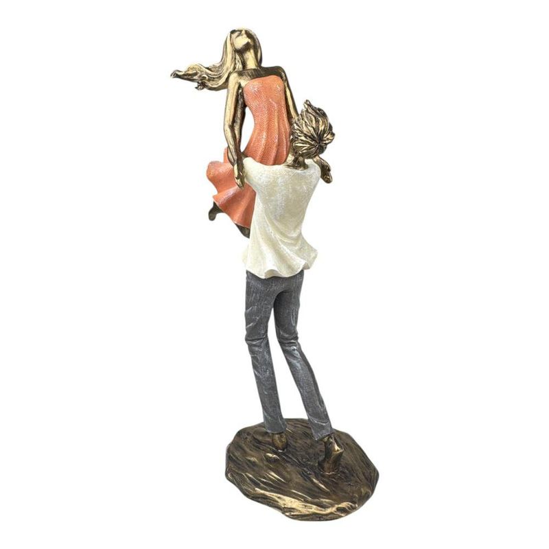Figura Decorativa de Pareja Cargada en Poliresina y Piedra 30 Cm Tono Bronce y Durazno