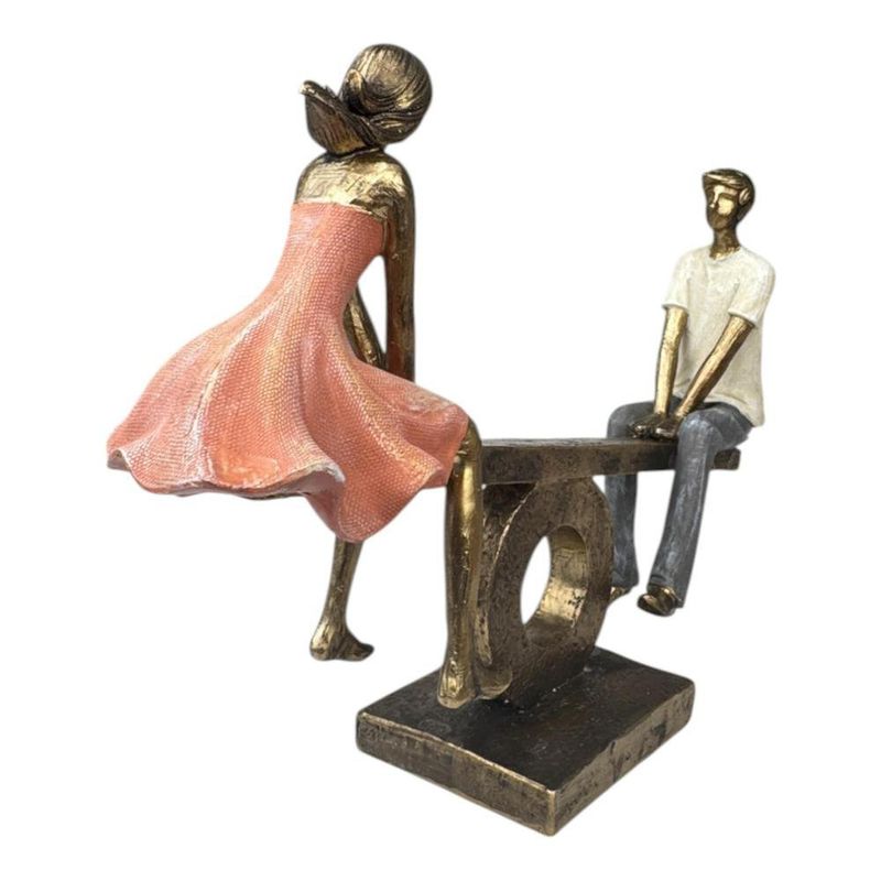 Figura Decorativa de Pareja en Sube y Baja Poliresina y Piedra 30.5 Cm Tono Bronce y Durazno