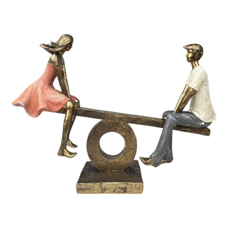 Figura Decorativa de Pareja en Sube y Baja Poliresina y Piedra 30.5 Cm Tono Bronce y Durazno