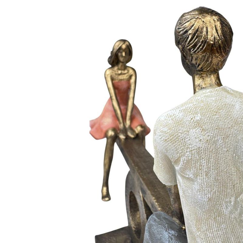 Figura Decorativa de Pareja en Sube y Baja Poliresina y Piedra 30.5 Cm Tono Bronce y Durazno