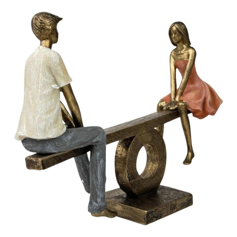 Figura Decorativa de Pareja en Sube y Baja Poliresina y Piedra 30.5 Cm Tono Bronce y Durazno