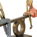 Figura Decorativa de Pareja en Sube y Baja Poliresina y Piedra 30.5 Cm Tono Bronce y Durazno