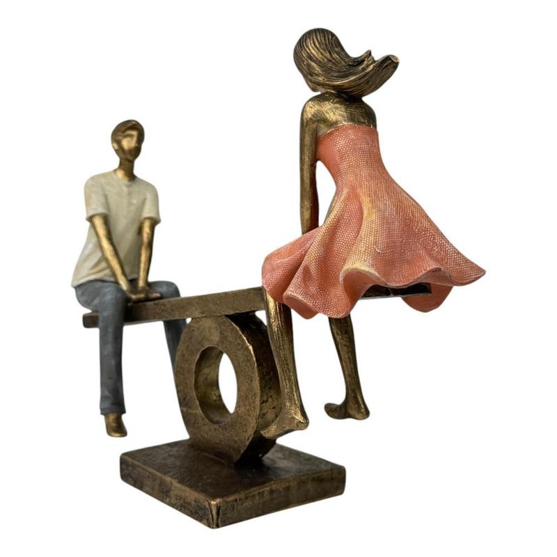 Figura Decorativa de Pareja en Sube y Baja Poliresina y Piedra 30.5 Cm Tono Bronce y Durazno