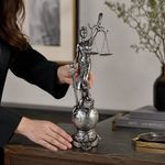 Figura Decorativa Dama de la Justicia Base de Esfera 46.5 cm Color Plateado