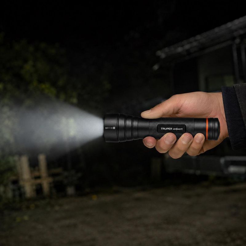 Linterna de Mano a Baterías LED de 500 Lm