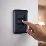 Interruptor Doble + Tomacorriente Italiano Negro 15 A