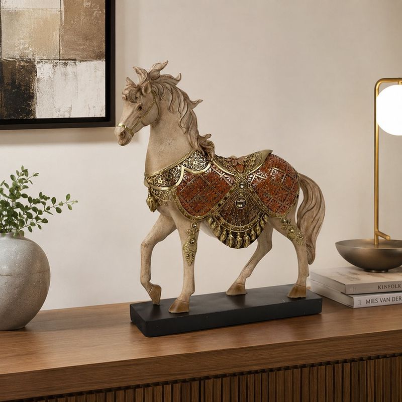 Figura Decorativa Caballo con Ornamentos Dorados y Base 28.5 x 7.5 x 31.5 Cm Color Café