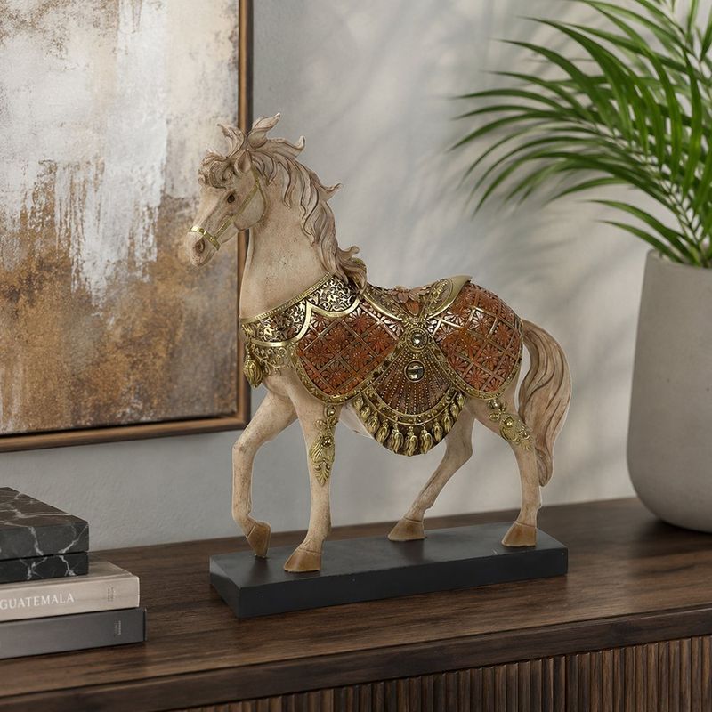 Figura Decorativa Caballo con Ornamentos Dorados y Base 28.5 x 7.5 x 31.5 Cm Color Café