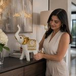 Figura Decorativa Elefante con Trompa Elevada 15.5 x 7 x 22.5 Cm Color Blanco y Dorado