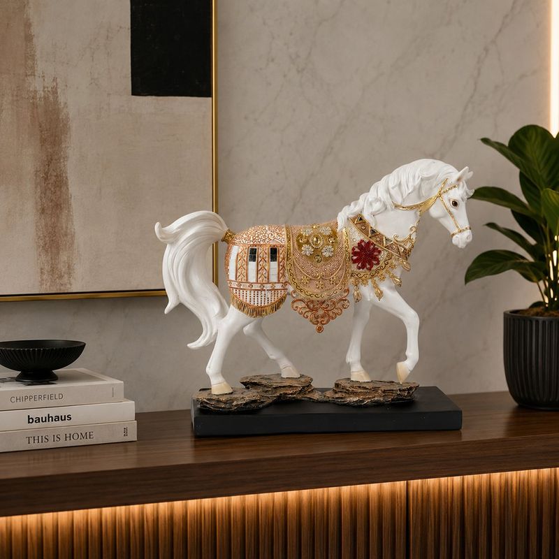 Figura Decorativa de Caballo con Base 33 x 8.5 x 28 Cm Color Blanco y Dorado