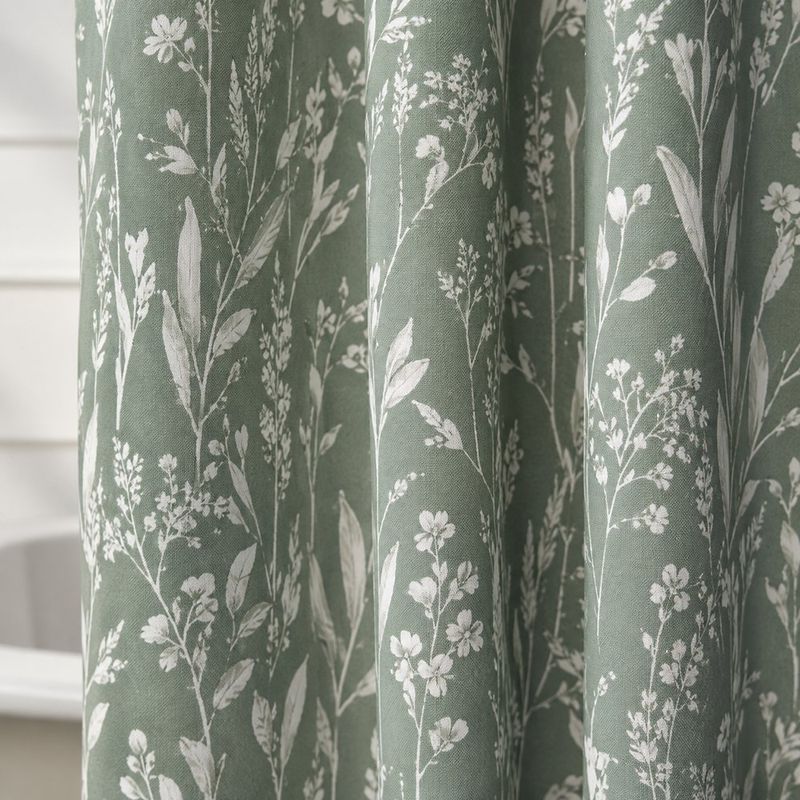Set de Cortina de Baño con Ganchos y Alfombra Diseño Botánico Color Verde 14 Piezas