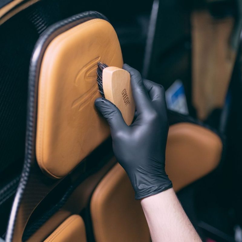 Cepillo para Limpiar Cuero y Telas con Cerdas de Crin y Mango de Madera Ergonómico para Autos