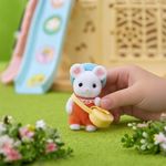 Figura Sylvanian Families Bebé Ratón Marshmallow con Accesorios