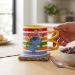 Taza de Cerámica Diseño Stitch 12.1 Oz Amarillo con Asa Decorativa