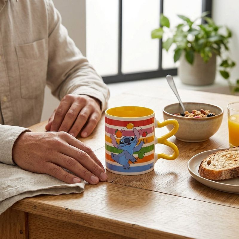 Taza de Cerámica Diseño Stitch 12.1 Oz Amarillo con Asa Decorativa