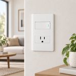 Interruptor Triple con Tomacorriente Integrado en Color Blanco
