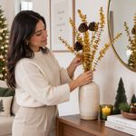 Ramo Decorativo Navideño de Eucalipto Brillante con Bellotas Café