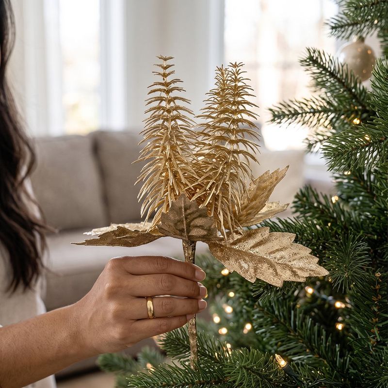 Ramo Decorativo Navideño Dorado con Follaje 8 Plg
