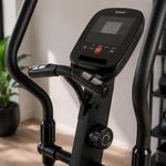 Elíptica de Diseño Ergonómico 1200EP con Resistencia Magnética de 8 Niveles, Monitor Digital y Sensores Negro y Naranja