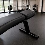 Banca Plana Tapizada Ergonómica con Estructura Robusta para Press de Pecho y Mancuernas Negro