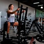 Máquina de Abductor Parado para Glúteos y Cadera con Estructura Reforzada en Gimnasio Negro