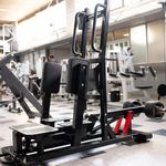Máquina de Abductor Parado para Glúteos y Cadera con Estructura Reforzada en Gimnasio Negro