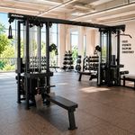 Máquina de 8 Estaciones con Torres de Peso Independientes para Varios Usuarios en Gimnasios Negro