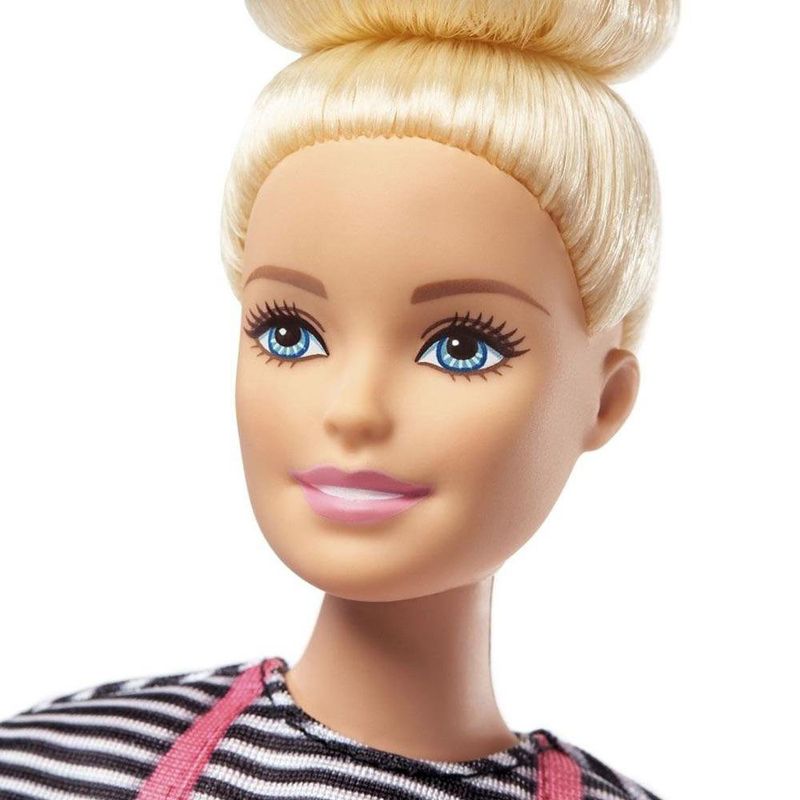 Barbie Cafetería con Muñeca y Accesorios Realistas de 20 Piezas