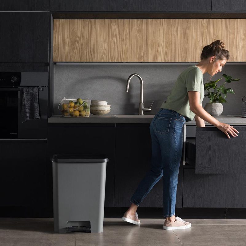 Basurero de 50 Litros Negro / Gris - Curver