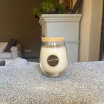 Vela Con Aroma A Vainilla Beige Y Tapa De Madera - Pilandros