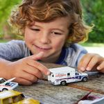 Vehículo a Escala 1:64 con Partes Móviles