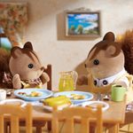 Set De 4 Pzas Familia Ardilla De La Nuez - Sylvanian Families